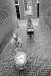 301188 Afbeelding van twee kinderen in het dwarssteegje tussen de Boogstraat en de Brouwerstraat (ook wel aangeduid als ...